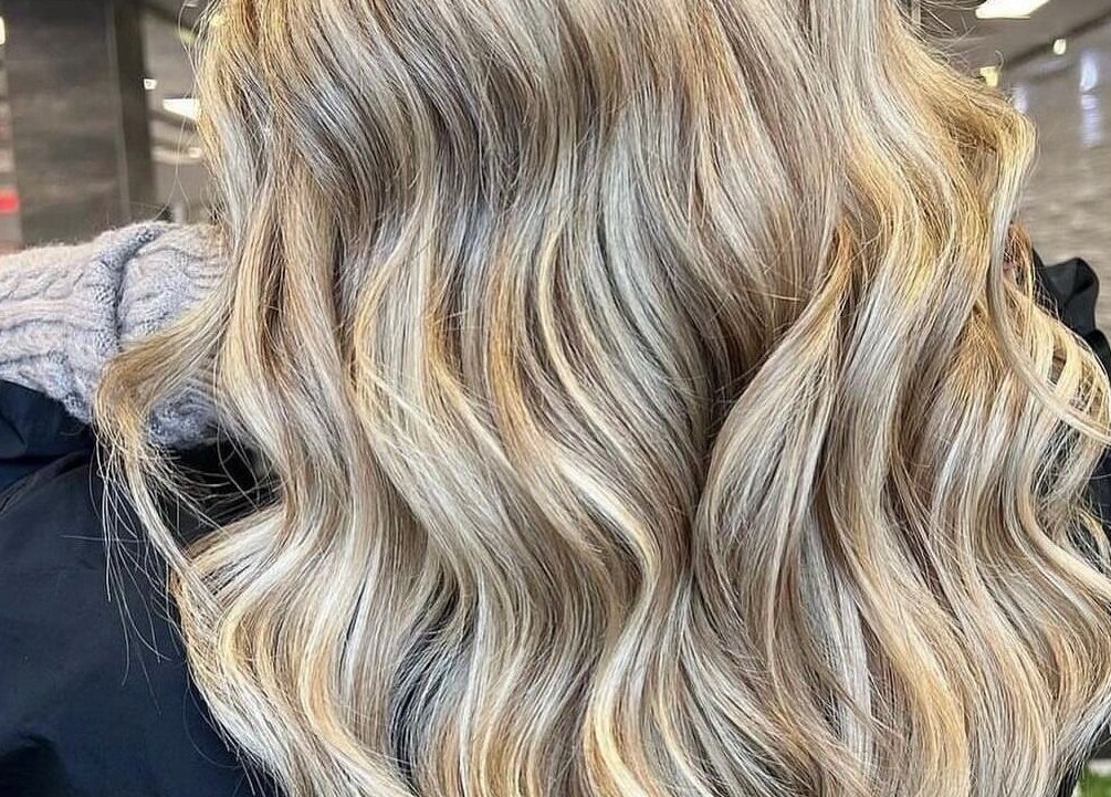 Ondulations dorées réalisées à St. Laurent Tendances Beauté, Laval, Québec, CA.