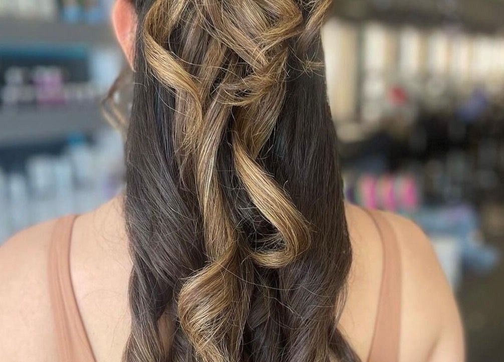Coiffure élégante avec des boucles à St. Laurent Tendances Beauté, Laval, Québec, CA.