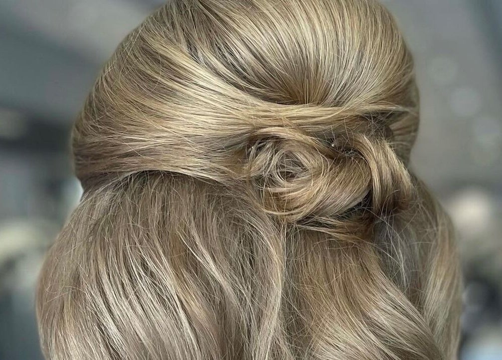 Élégant chignon blond à St. Laurent Tendances Beauté, Laval, Québec, CA.