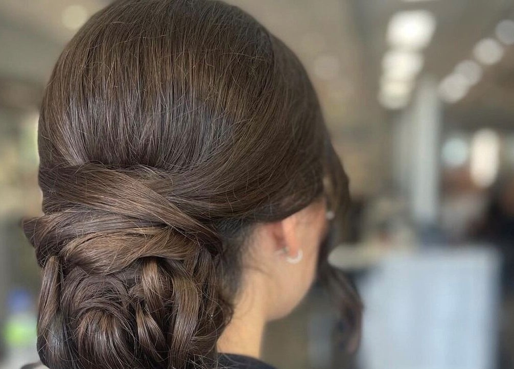 Coiffure chignon élégant réalisé chez St. Laurent Tendances Beauté à Laval, Québec, CA.