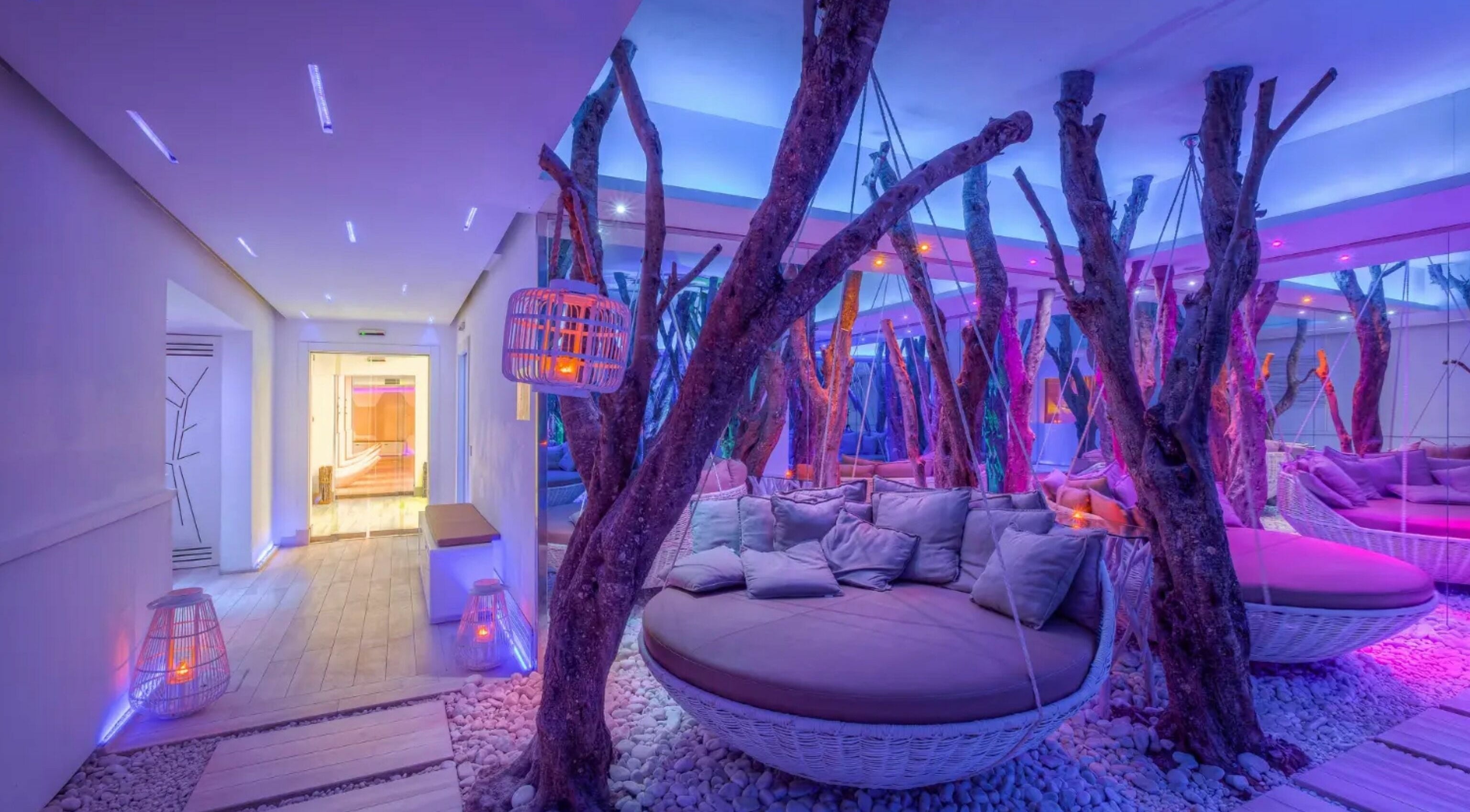 Area relax con sedute sospese e illuminazione soft presso Zen Wellness - Victoria Palace Hotel, Gallipoli, Puglia, IT.