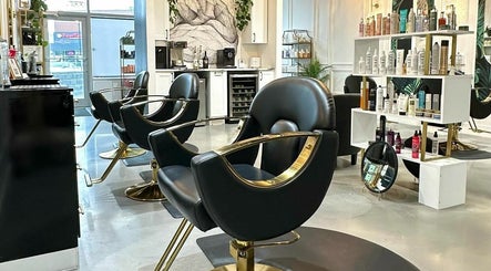 Fox and Crown Hair Salon, bild 2