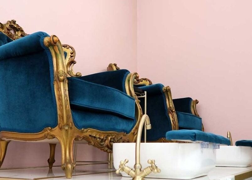 Πολυτελείς μπλε πολυθρόνες στο Ονυχοκοπτείον, Παλαιό Φάληρο, GR, προσφέρουν άνεση και στυλ για περιποιήσεις.