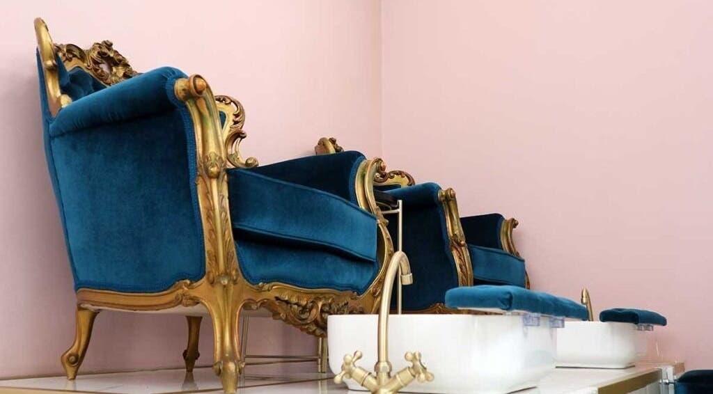 Πολυτελείς μπλε πολυθρόνες στο Ονυχοκοπτείον, Παλαιό Φάληρο, GR, προσφέρουν άνεση και στυλ για περιποιήσεις.