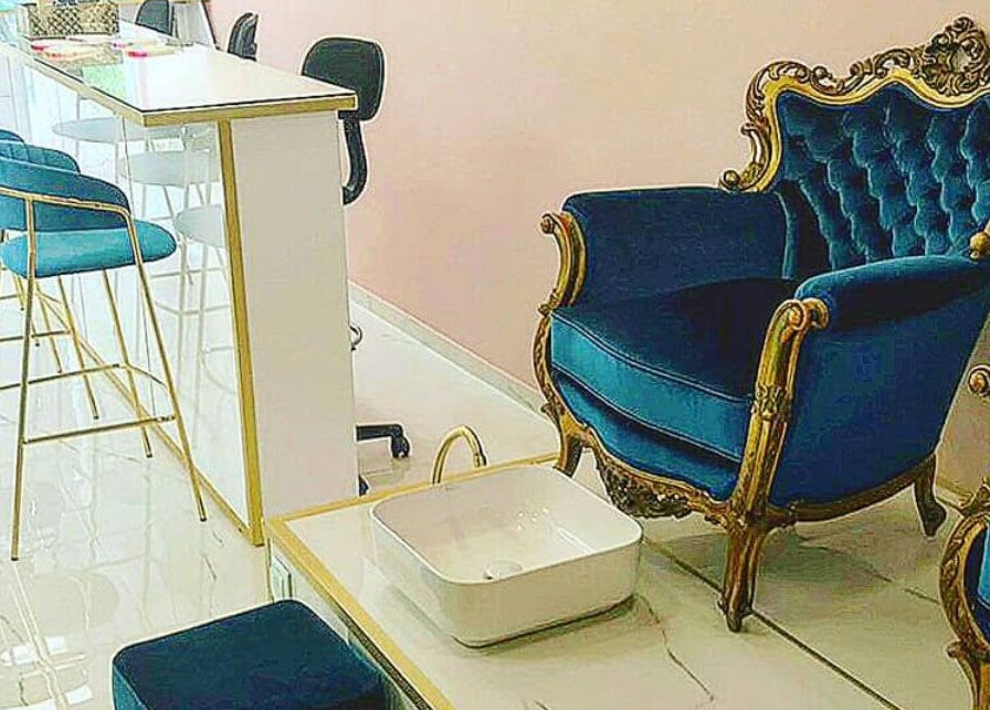 Κομψή επίπλωση στο Ονυχοκοπτείον, Παλαιό Φάληρο, GR με βελούδινες καρέκλες και στυλ glam.