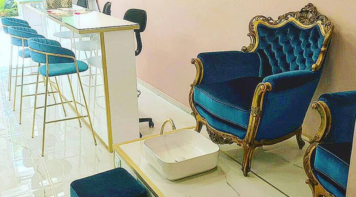 Κομψή επίπλωση στο Ονυχοκοπτείον, Παλαιό Φάληρο, GR με βελούδινες καρέκλες και στυλ glam.