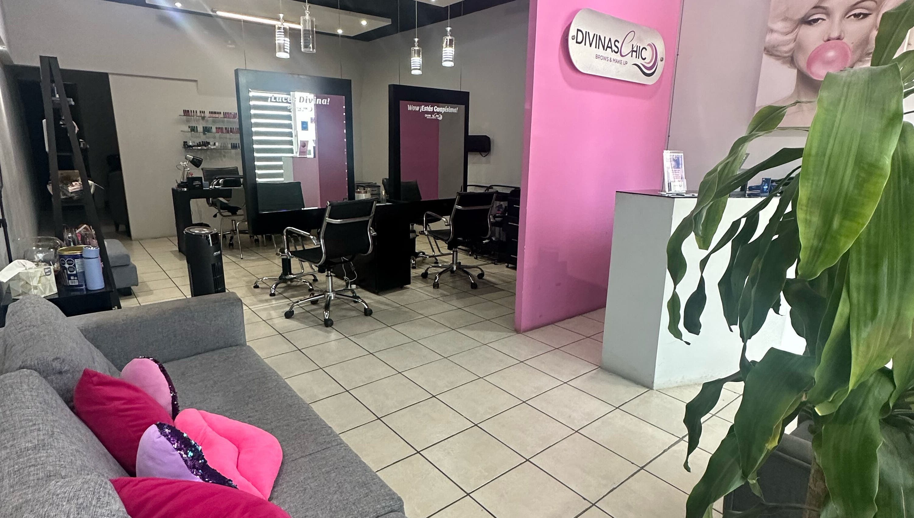 Interior de Divinas Chic en Ciudad Victoria, Tamaulipas, MX, mostrando áreas de belleza y confort.