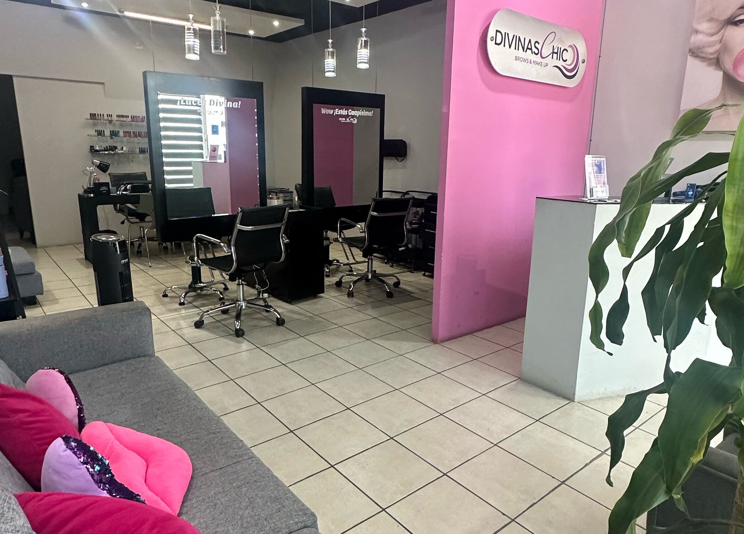 Interior de Divinas Chic en Ciudad Victoria, Tamaulipas, MX, mostrando áreas de belleza y confort.