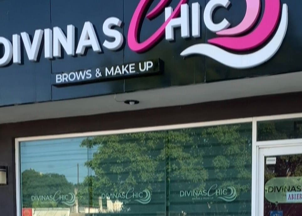 Fachada del salón Divinas Chic en Ciudad Victoria, Tamaulipas, MX, especializado en cejas y maquillaje.