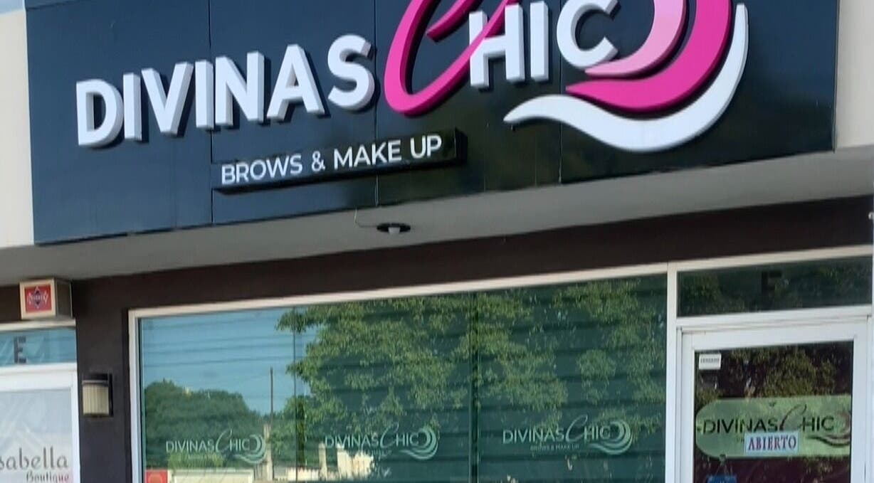 Fachada del salón Divinas Chic en Ciudad Victoria, Tamaulipas, MX, especializado en cejas y maquillaje.