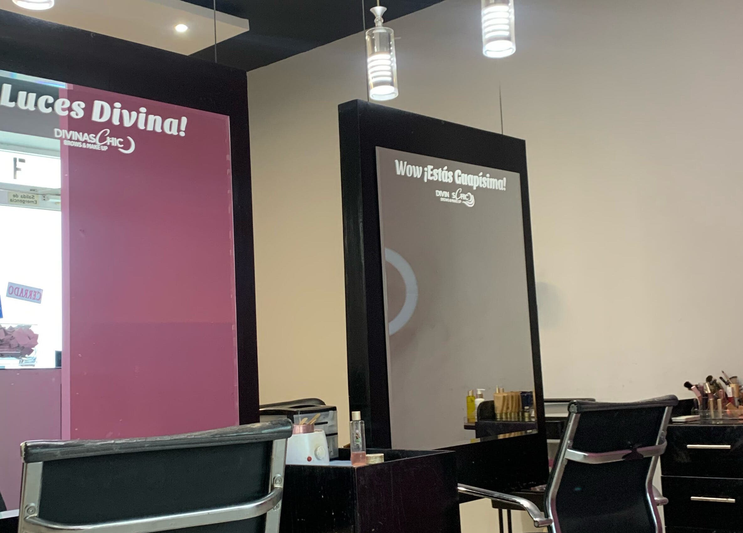 Estaciones de belleza en Divinas Chic en Ciudad Victoria, Tamaulipas, MX con iluminación moderna.