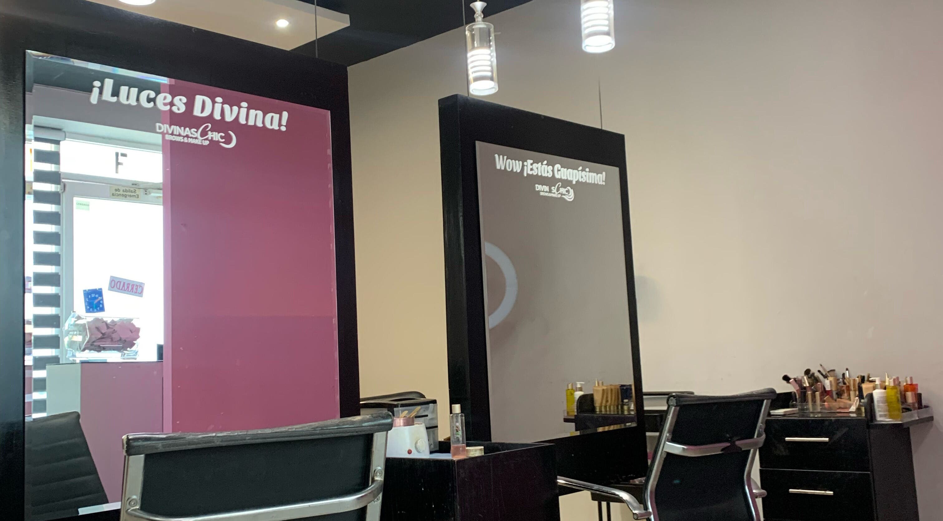 Estaciones de belleza en Divinas Chic en Ciudad Victoria, Tamaulipas, MX con iluminación moderna.