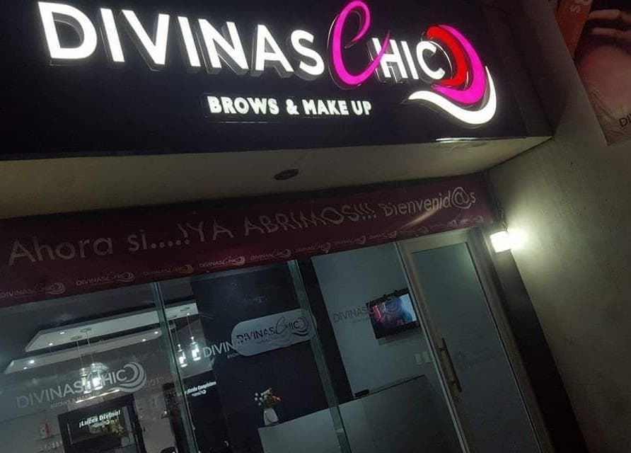 Entrada iluminada de Divinas Chic en Ciudad Victoria, Tamaulipas, MX.