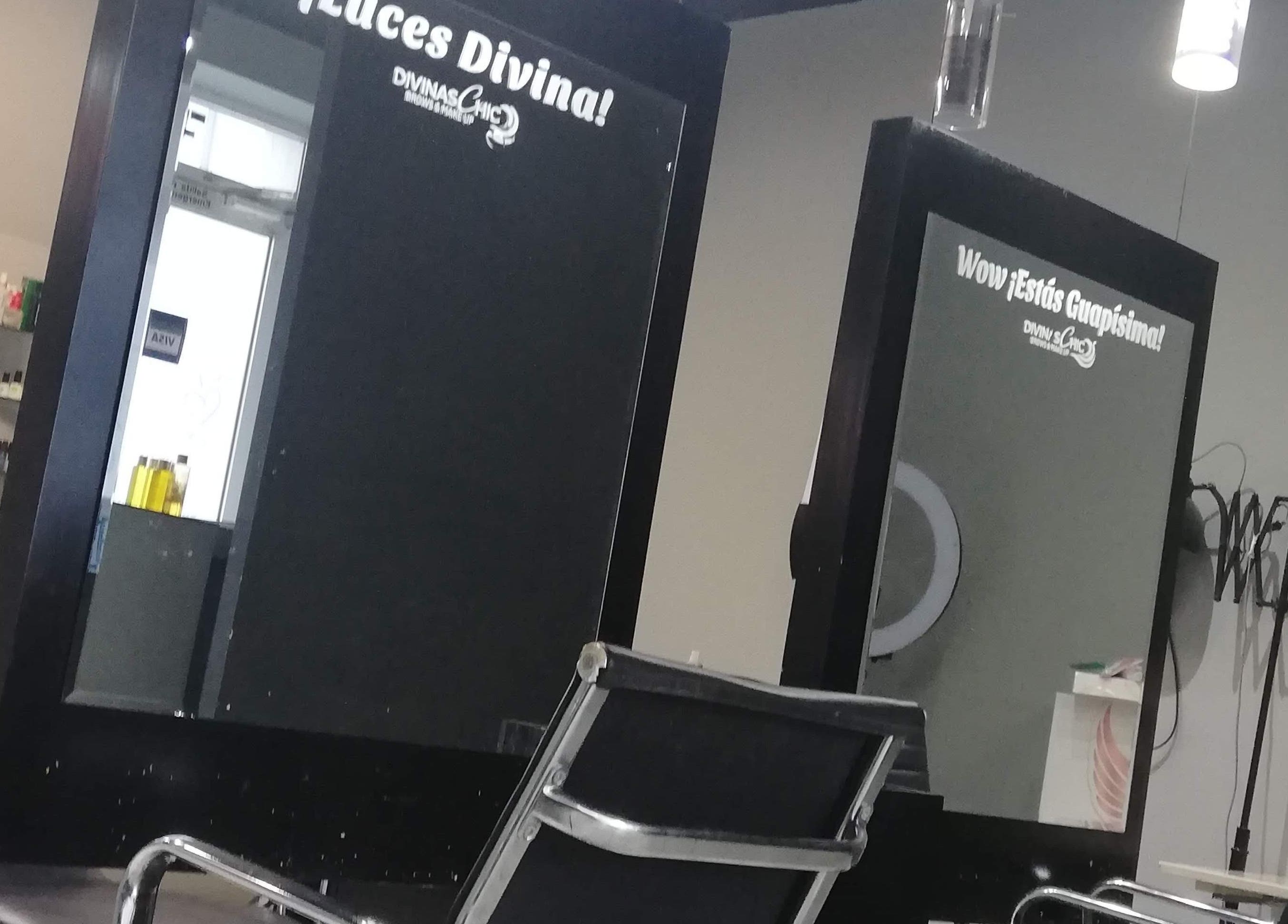 Espejos en Divinas Chic, Ciudad Victoria, Tamaulipas, MX, con sillas modernas y productos de belleza.