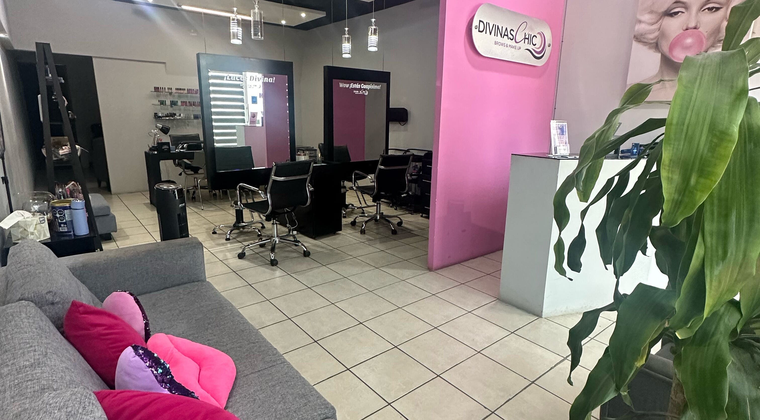 Interior de Divinas Chic en Ciudad Victoria, Tamaulipas, MX. Moderno salón con decoración rosa.