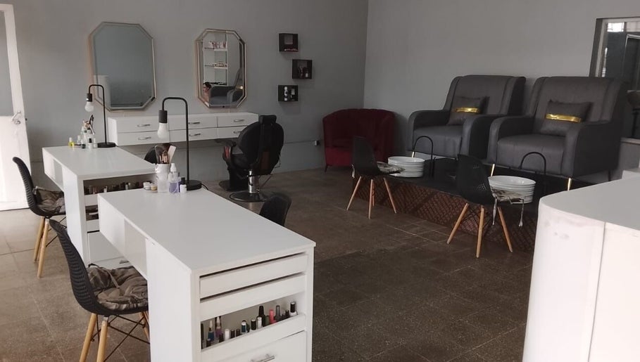 Interior moderno do Ezer Estética Lda, Matola, Maputo, MZ com cadeiras e mesas para tratamentos de beleza.