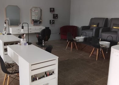 Interior moderno do Ezer Estética Lda, Matola, Maputo, MZ com cadeiras e mesas para tratamentos de beleza.