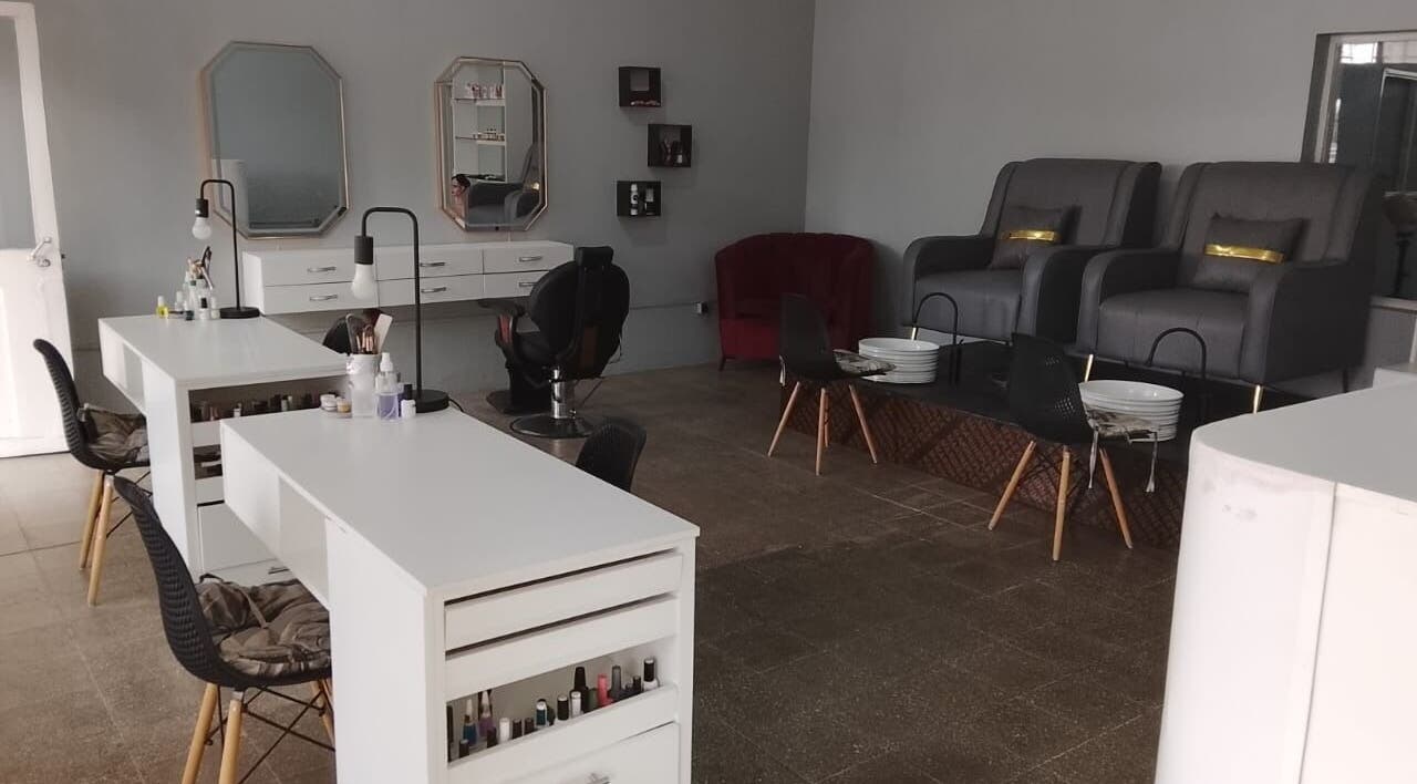 Interior moderno do Ezer Estética Lda, Matola, Maputo, MZ com cadeiras e mesas para tratamentos de beleza.