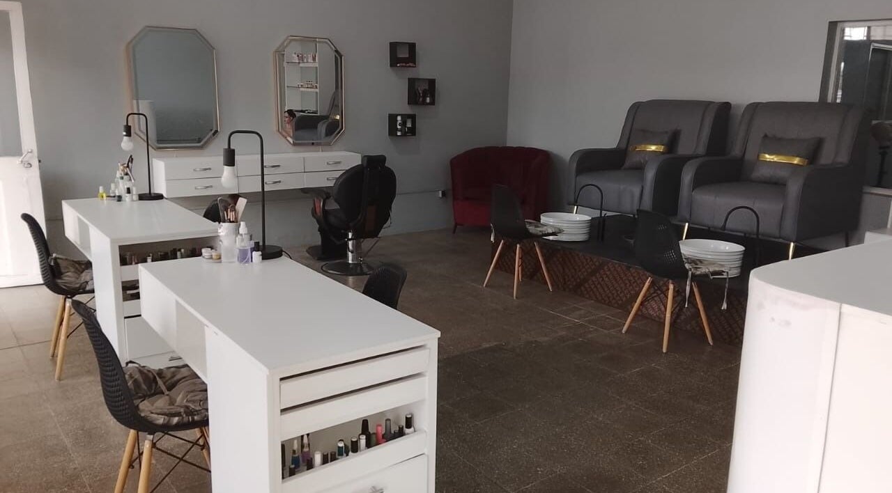 Interior moderno do Ezer Estética Lda, Matola, Maputo, MZ com cadeiras e mesas para tratamentos de beleza.