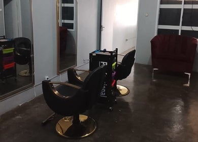 Interior moderno do salão Ezer Estética Lda, com espelhos grandes em Matola, Maputo, MZ.