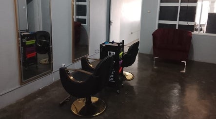 Interior moderno do salão Ezer Estética Lda, com espelhos grandes em Matola, Maputo, MZ.