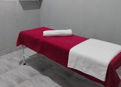 Mesa de massagem em Ezer Estética Lda, Matola, Maputo, MZ, pronta para relaxamento.