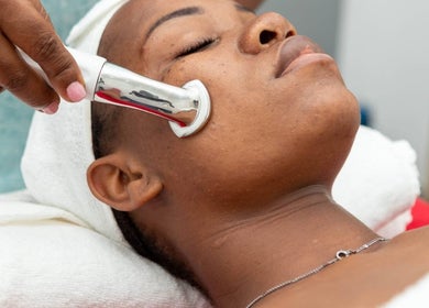 Tratamento facial em Ezer Estética Lda, Matola, Maputo, MZ, com aplicação de tecnologia avançada.