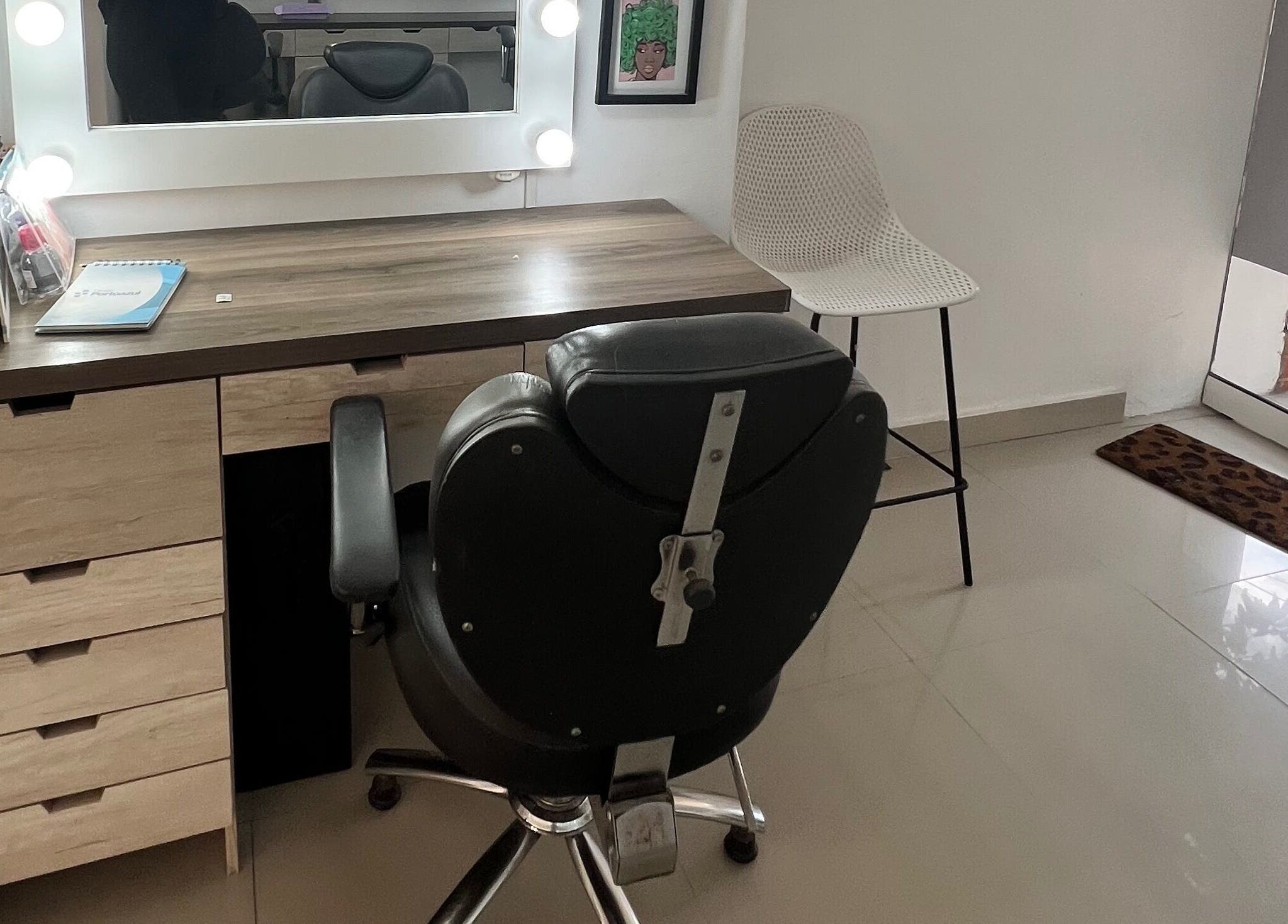 Estación de maquillaje elegante en Paola Bonilla Makeup Studio, Barranquilla, Atlántico, CO.