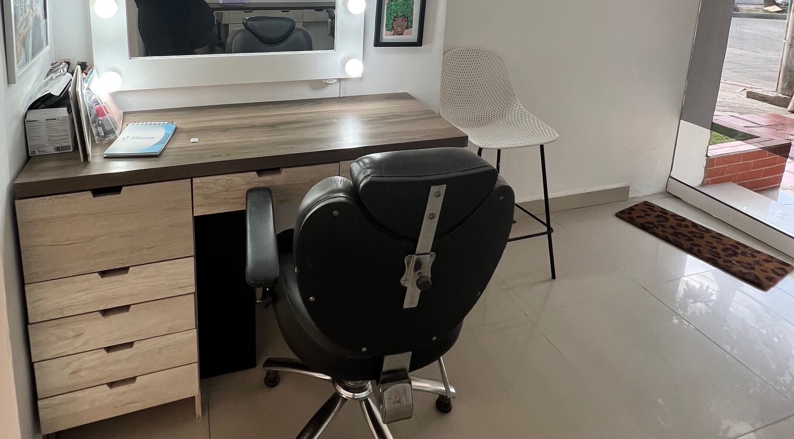 Estación de maquillaje elegante en Paola Bonilla Makeup Studio, Barranquilla, Atlántico, CO.