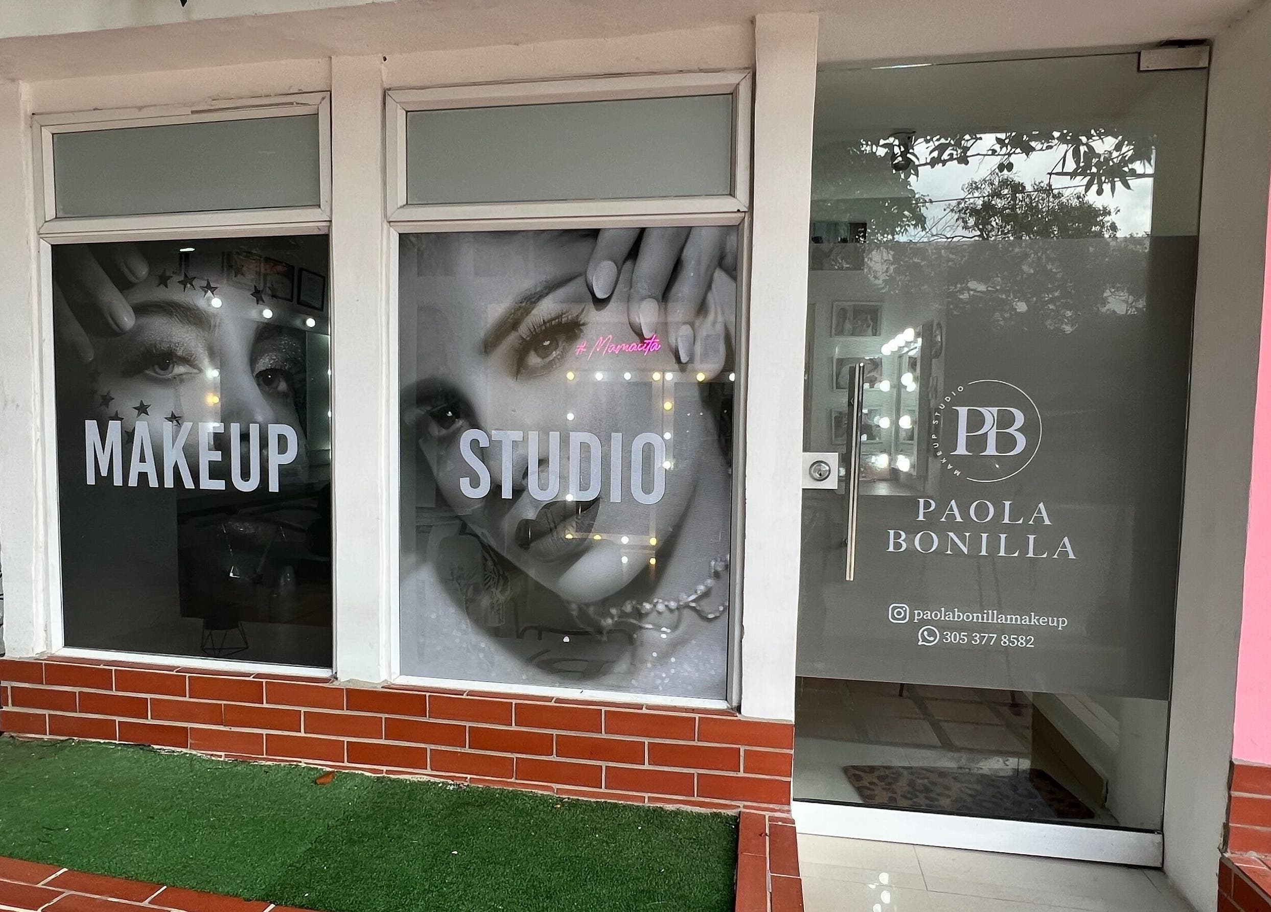 Entrada del Paola Bonilla Makeup Studio en Barranquilla, Atlántico, CO mostrando su moderna fachada.