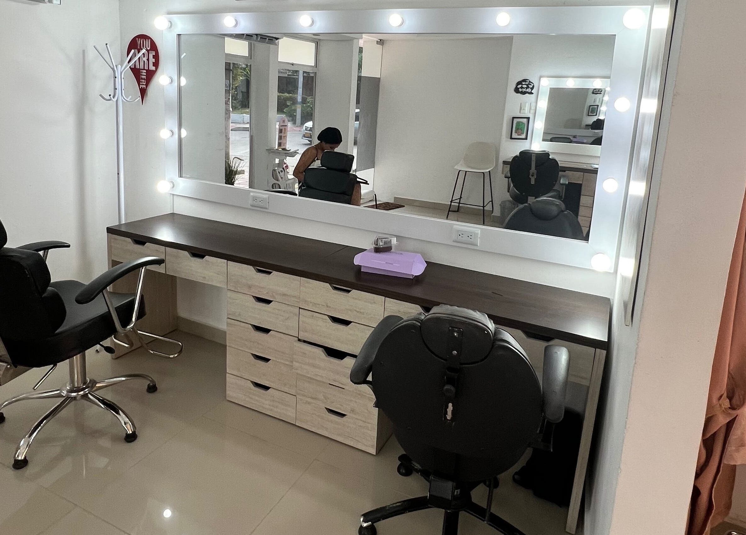 Silla y espejo iluminado en Paola Bonilla Makeup Studio, Barranquilla, Atlántico, CO.