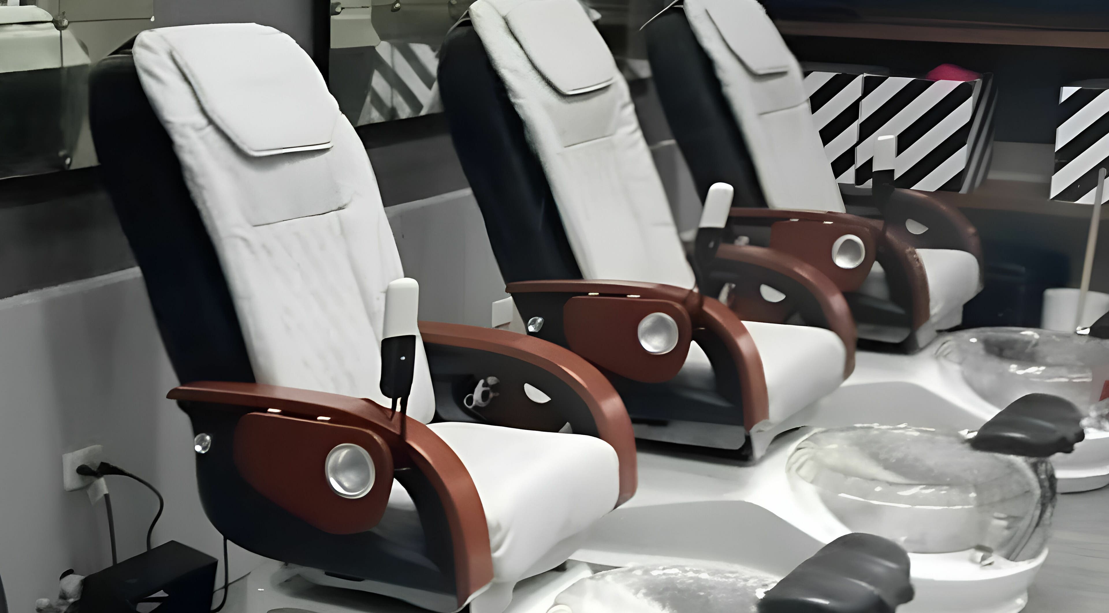 Sillas de manicura de lujo en Mackelli Nail Spa - Plaza Fiesta San Agustín, San Pedro Garza García, Nuevo León, MX.