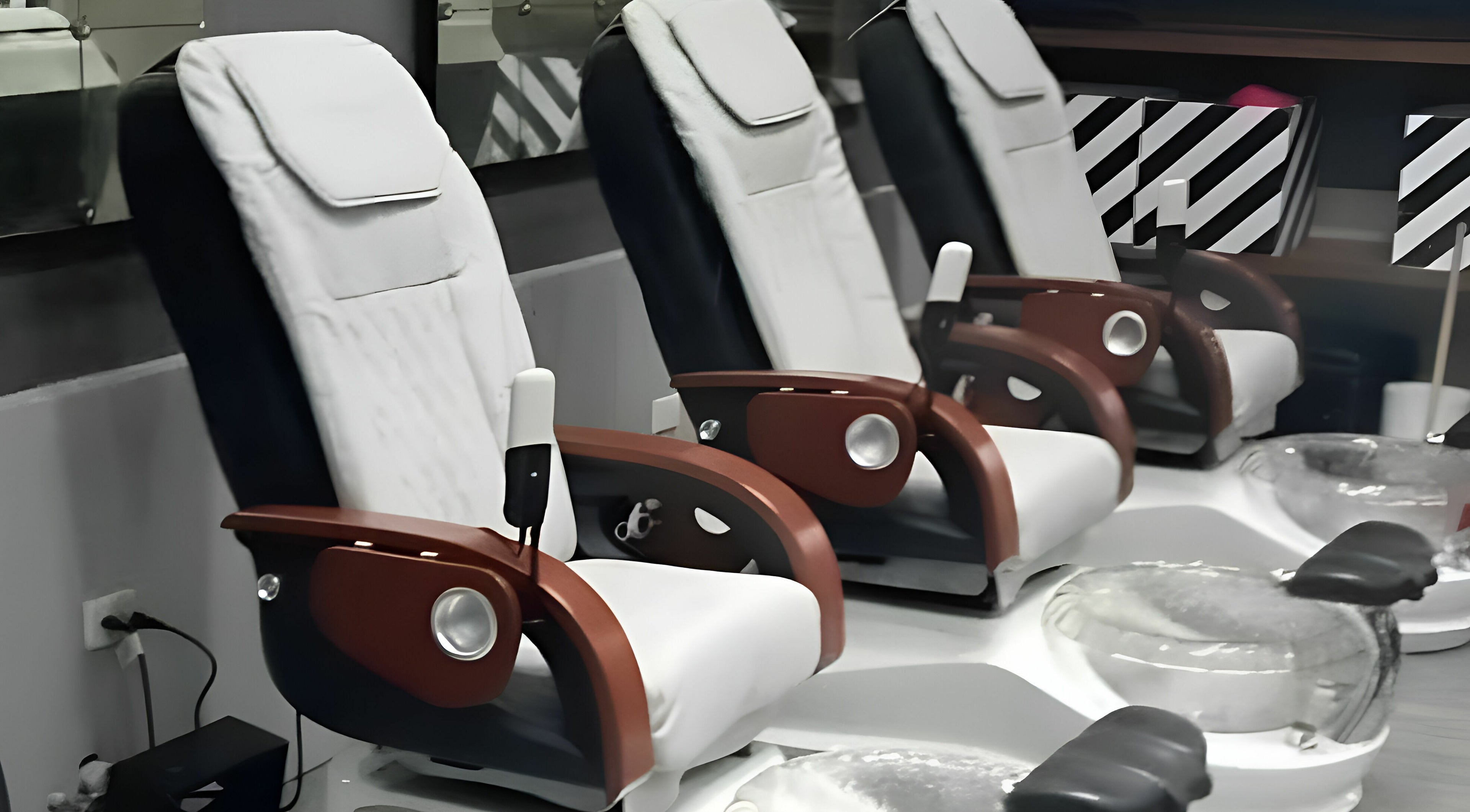 Sillas de manicura de lujo en Mackelli Nail Spa - Plaza Fiesta San Agustín, San Pedro Garza García, Nuevo León, MX.