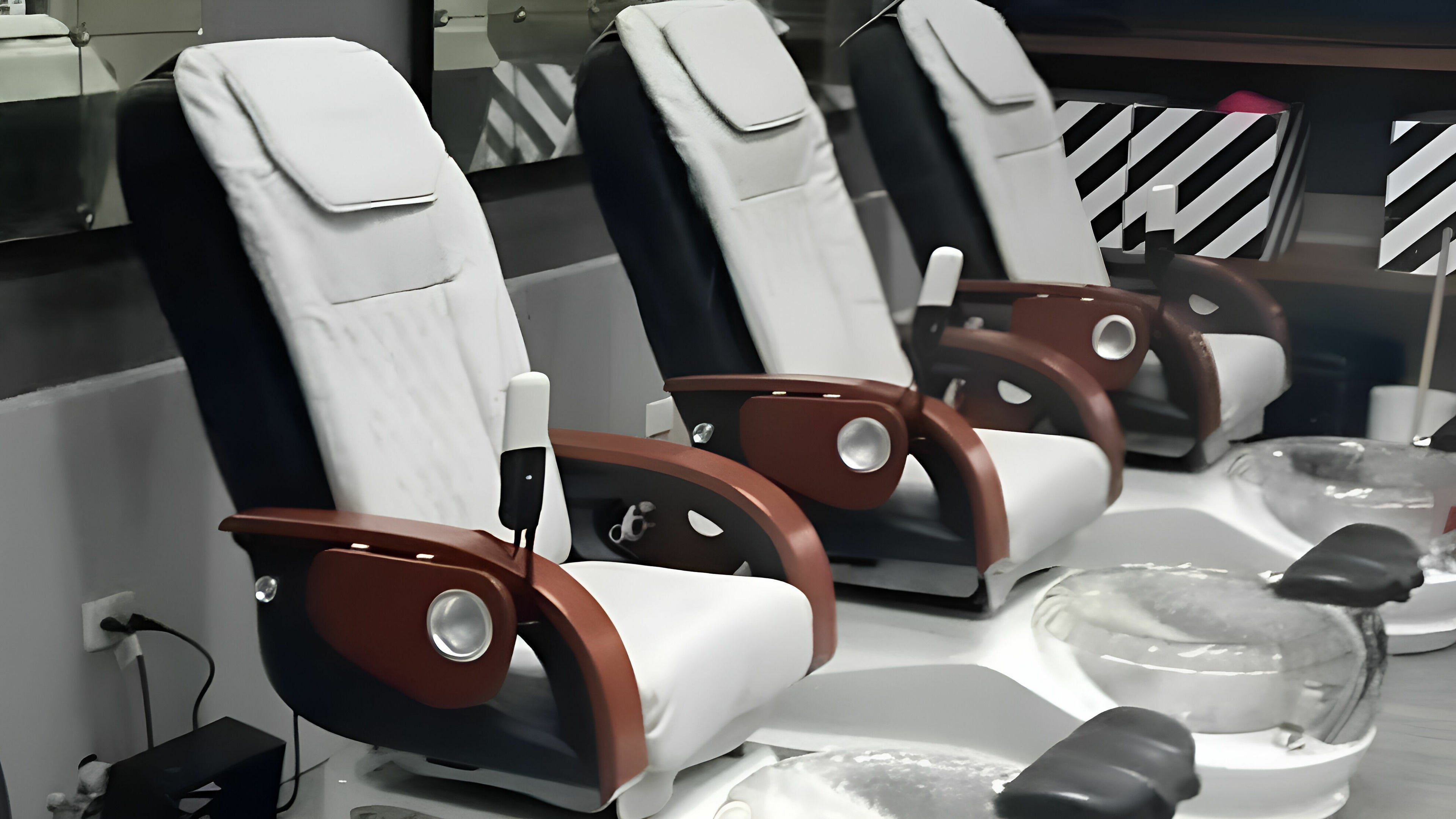 Sillas de manicura de lujo en Mackelli Nail Spa - Plaza Fiesta San Agustín, San Pedro Garza García, Nuevo León, MX.