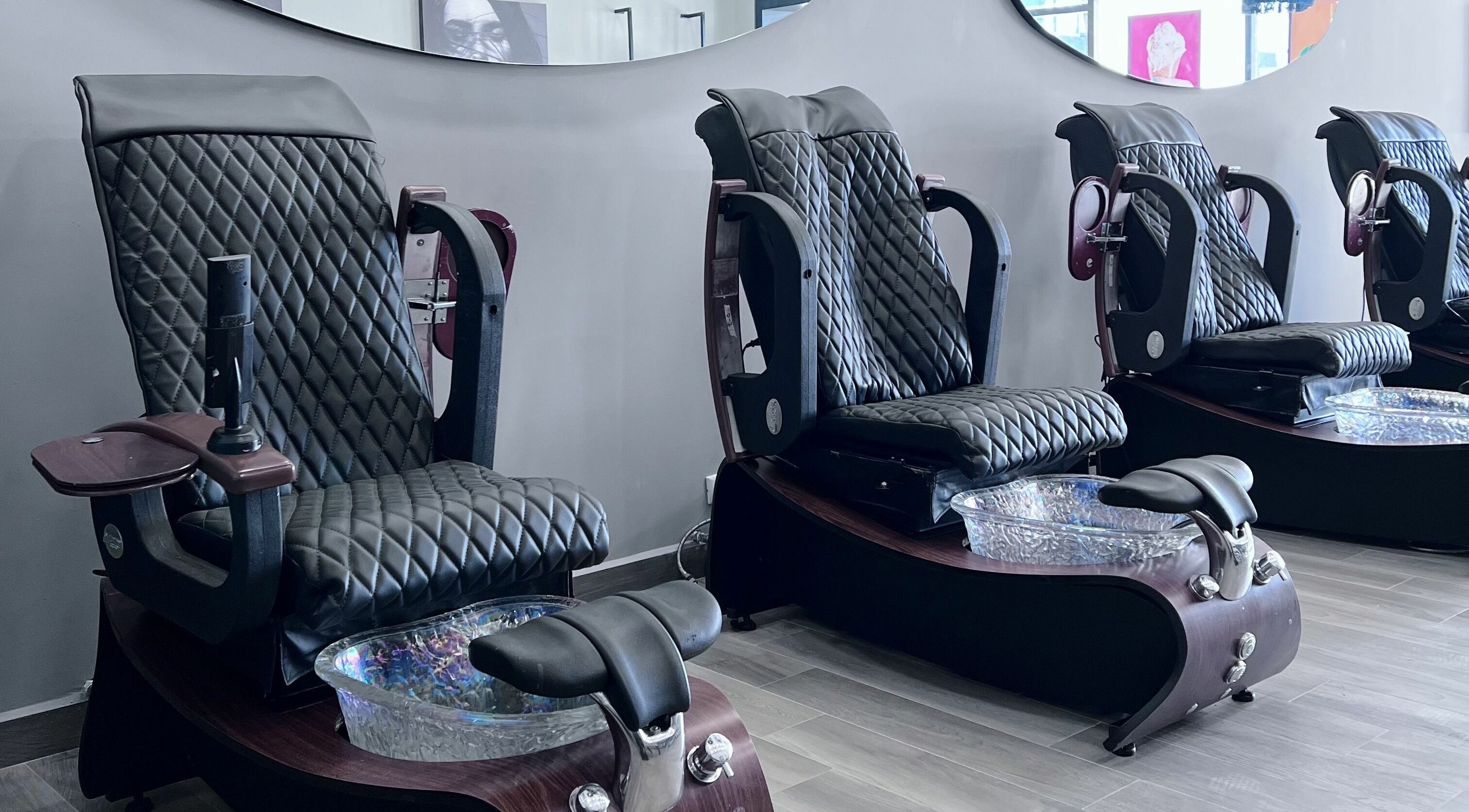 Sillas de masaje en Mackelli Nail Spa - Forum Leones, Monterrey, Nuevo León, MX para pedicuras de lujo.