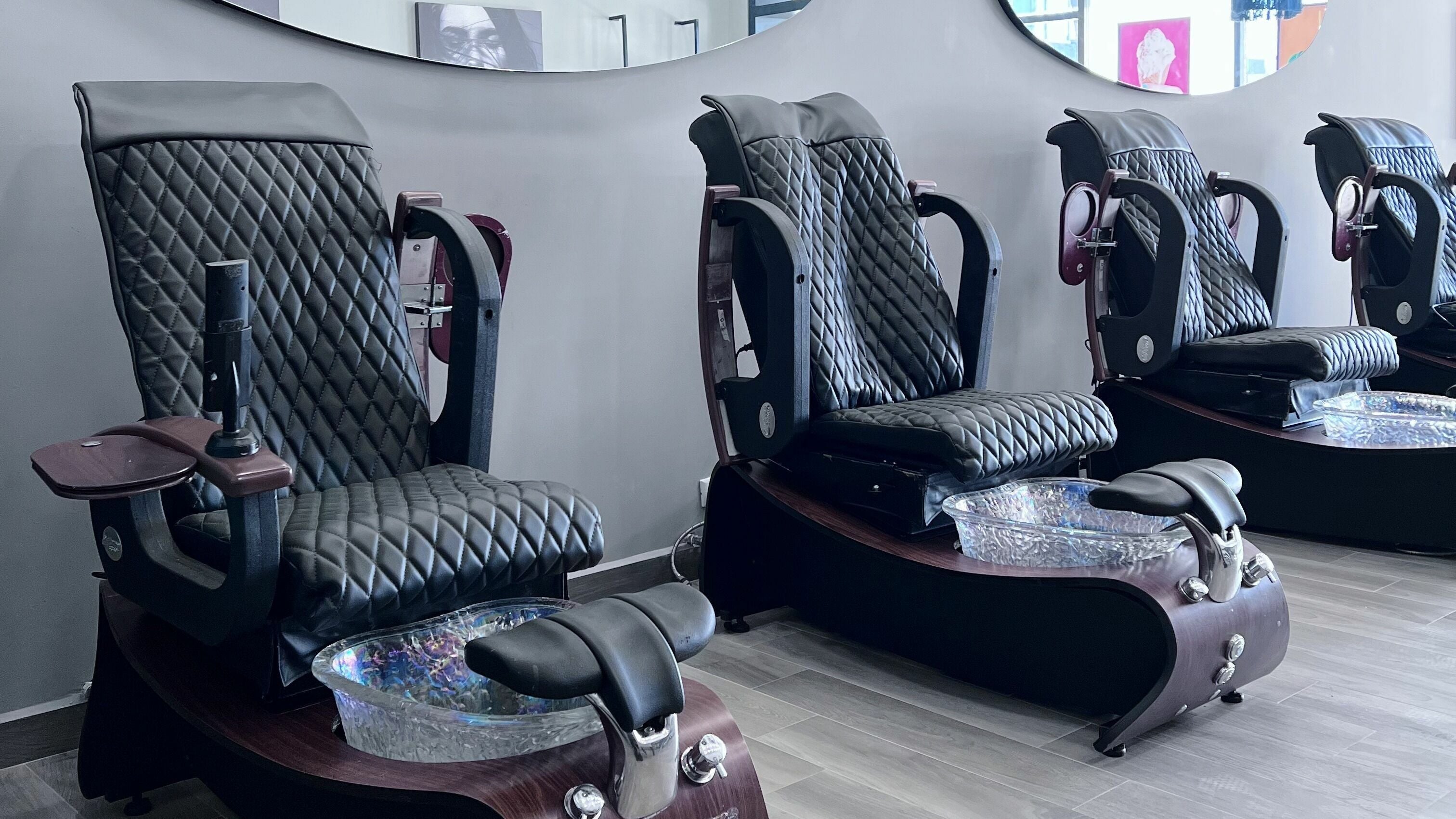 Sillas de masaje en Mackelli Nail Spa - Forum Leones, Monterrey, Nuevo León, MX para pedicuras de lujo.