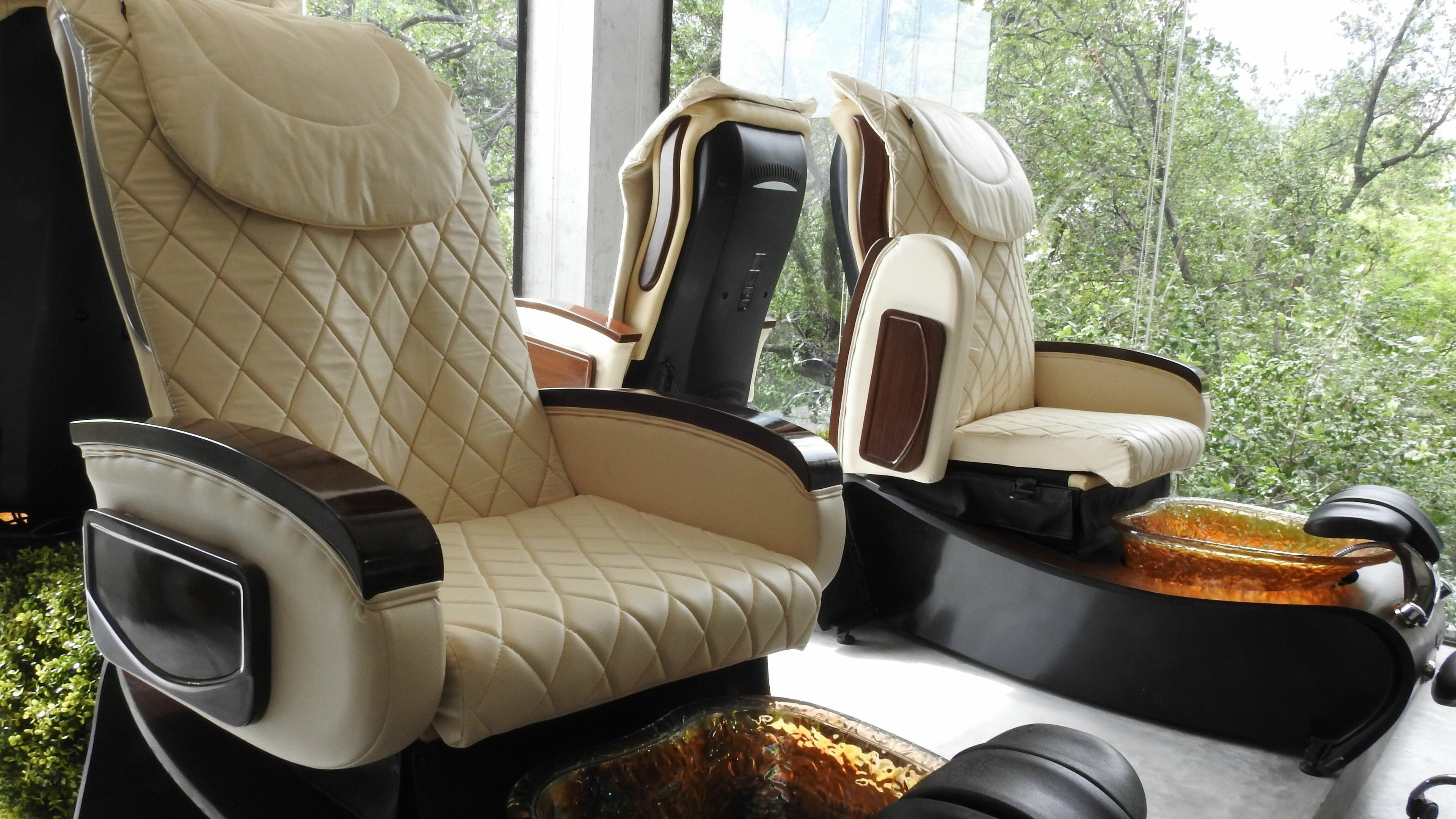 Sillas de masaje elegantes en Mackelli Nail Spa Chipinque Plaza UMA, San Pedro Garza García, Nuevo León, MX.