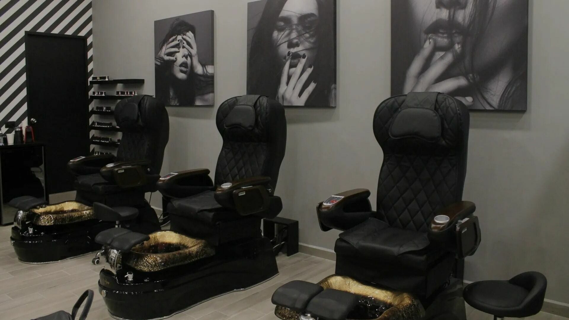 Modernas sillas de pedicura en Mackelli Nail Spa - Colinas Plaza Periférika en Monterrey, Nuevo León, MX.