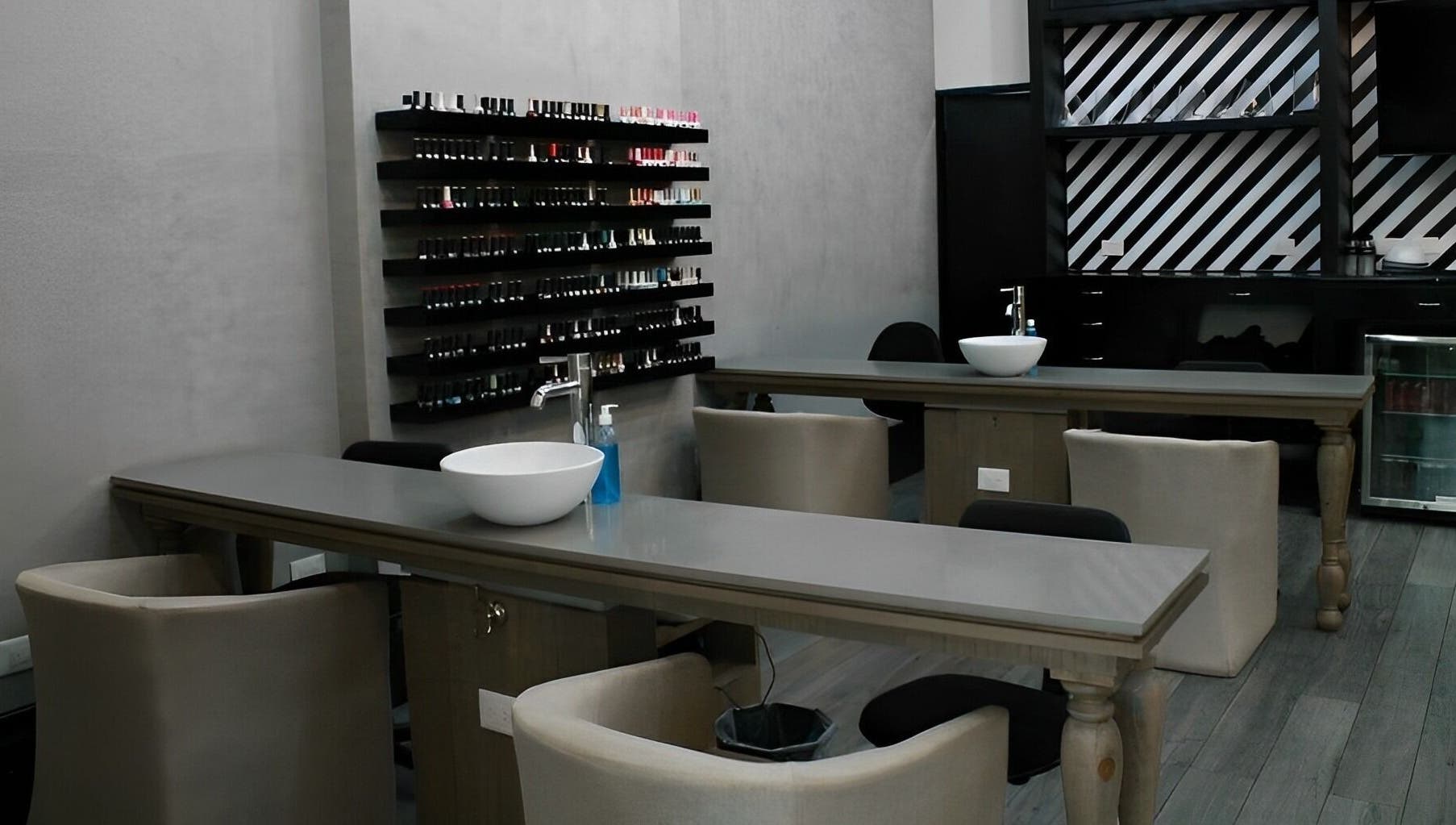 Interior de Mackelli Nail Spa - Cumbres Elite en Monterrey, con estaciones de manicura modernas.