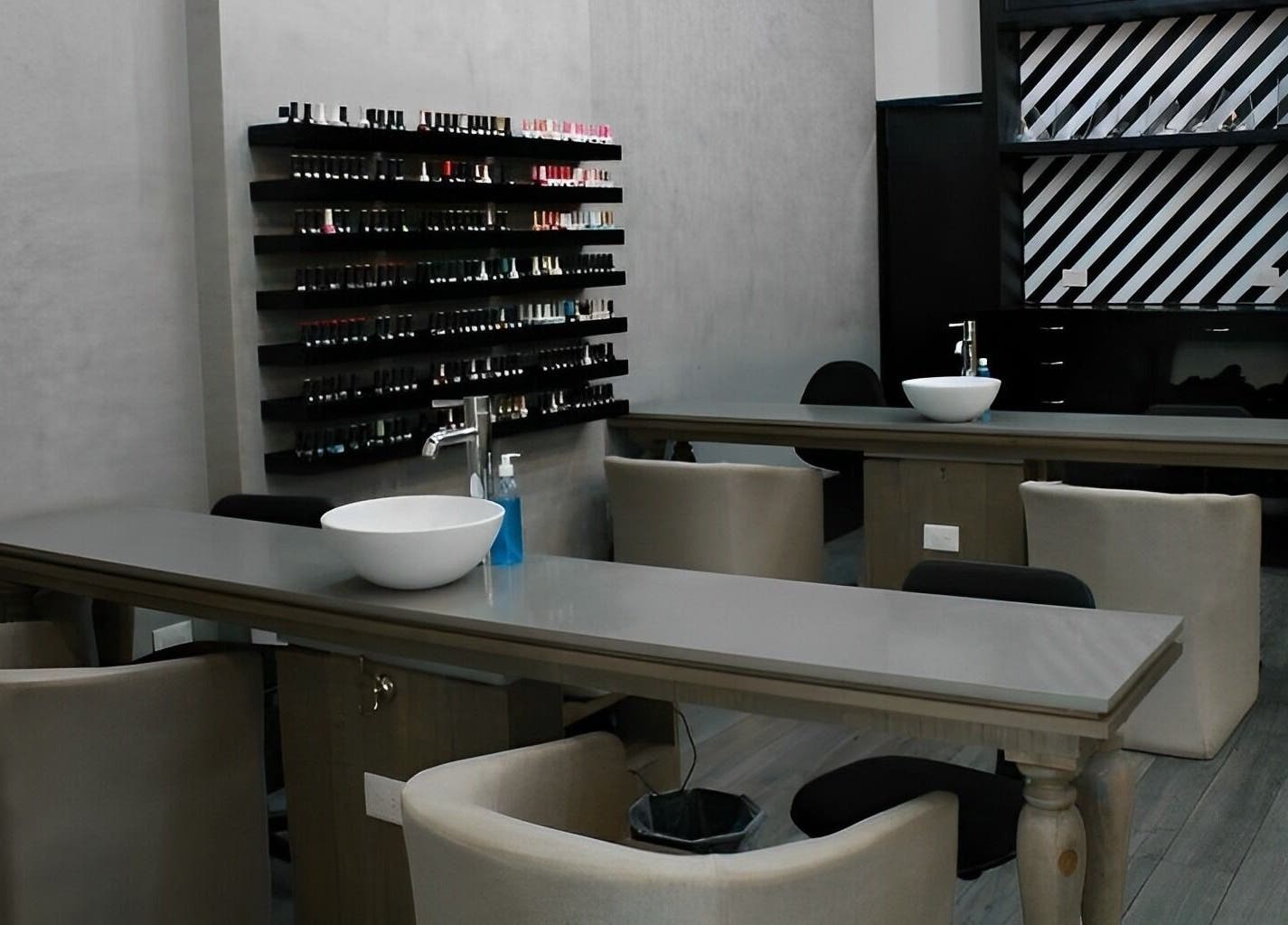Interior de Mackelli Nail Spa - Cumbres Elite en Monterrey, con estaciones de manicura modernas.