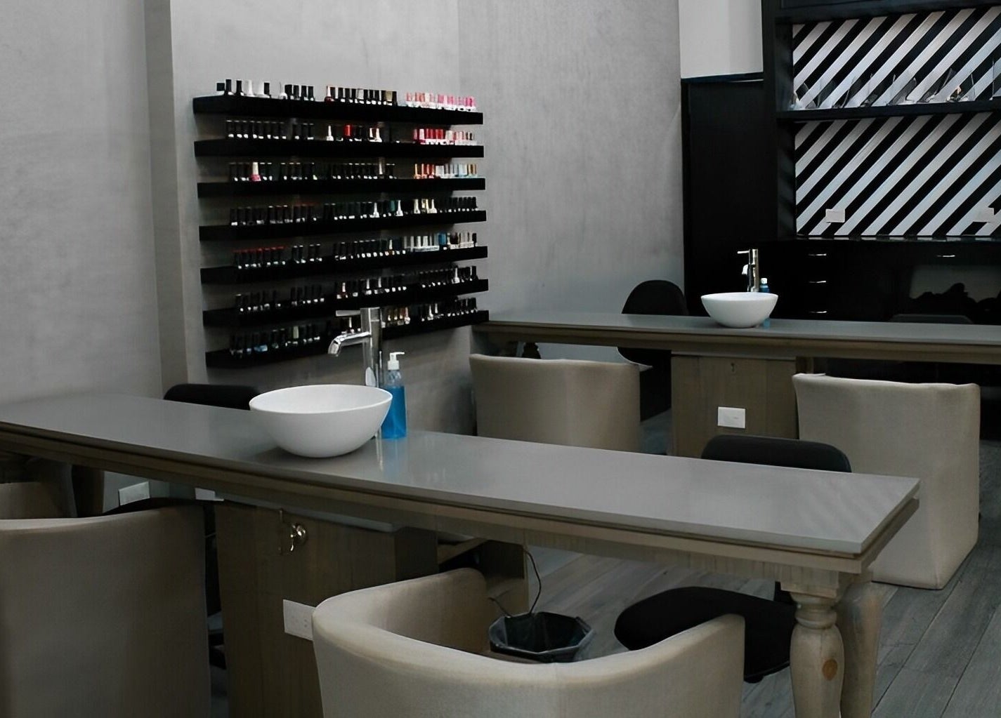 Interior de Mackelli Nail Spa - Cumbres Elite en Monterrey, con estaciones de manicura modernas.