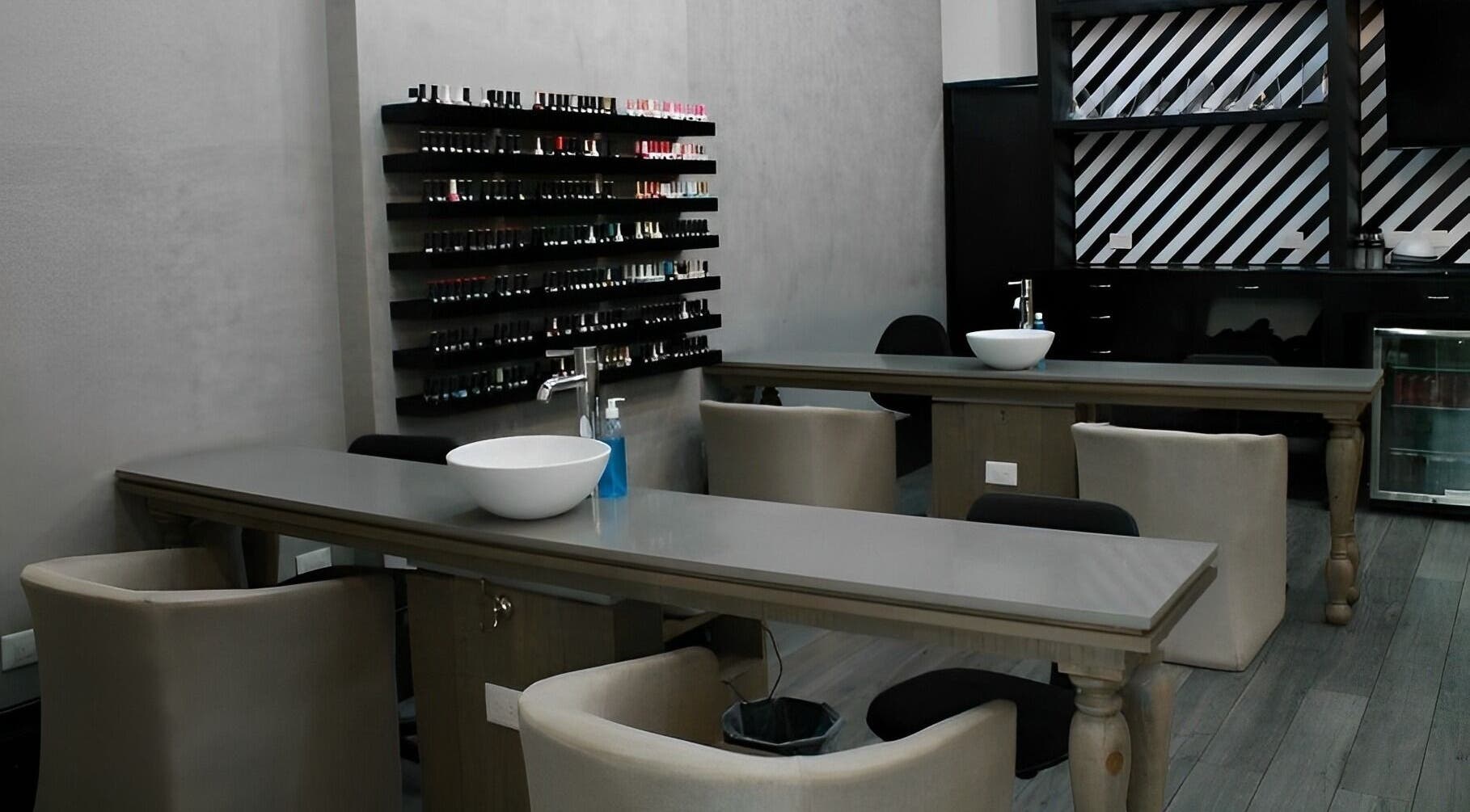 Interior de Mackelli Nail Spa - Cumbres Elite en Monterrey, con estaciones de manicura modernas.