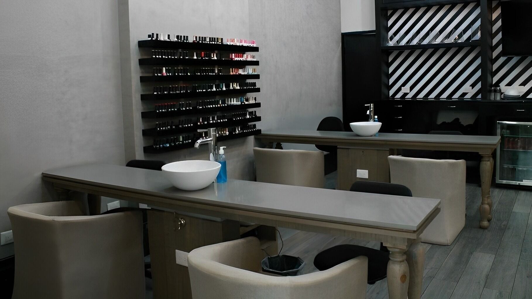 Interior de Mackelli Nail Spa - Cumbres Elite en Monterrey, con estaciones de manicura modernas.