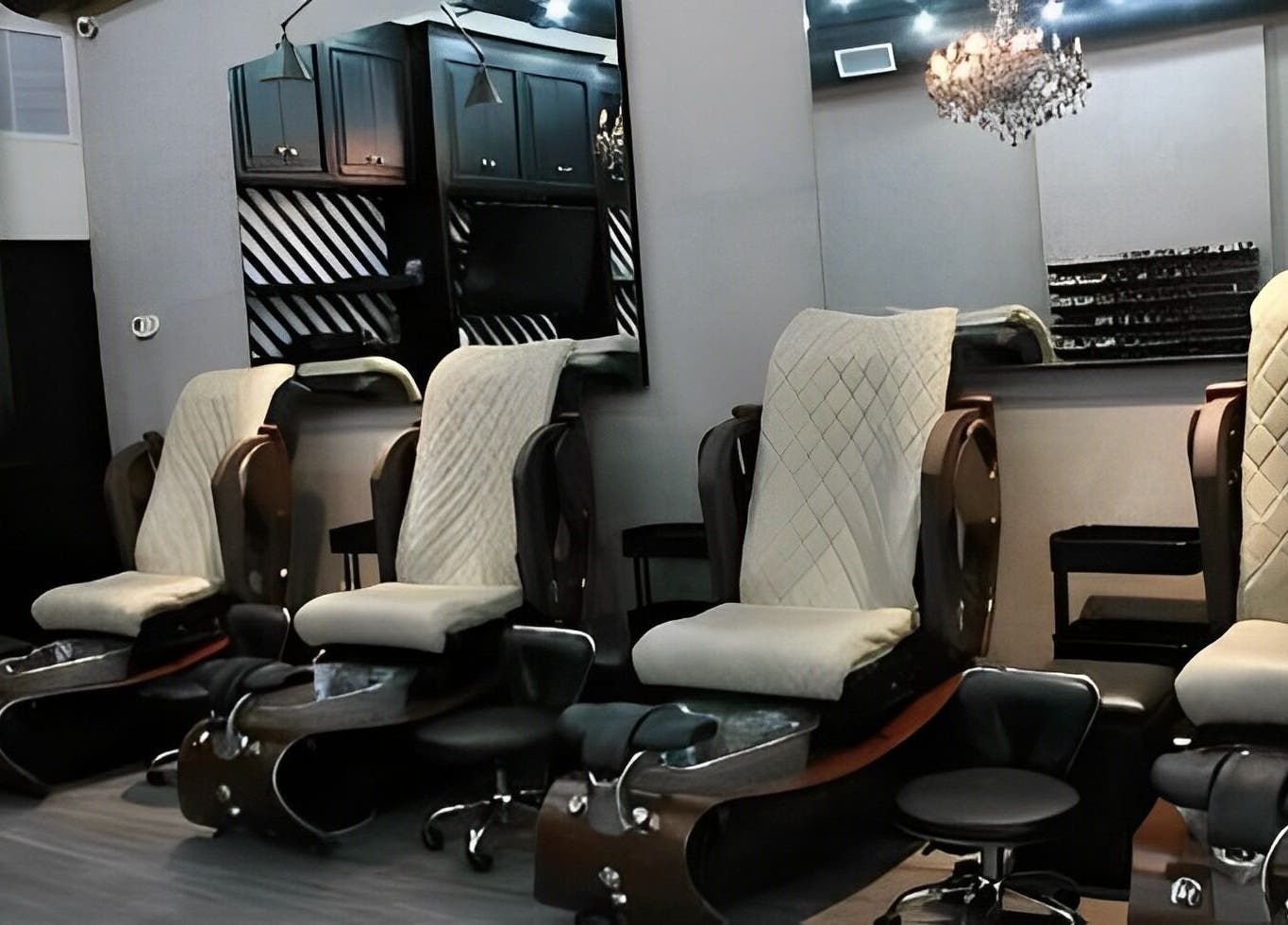 Sillas de pedicura en Mackelli Nail Spa - Cumbres Elite, Monterrey, Nuevo León, MX, ofrecen confort elegante.