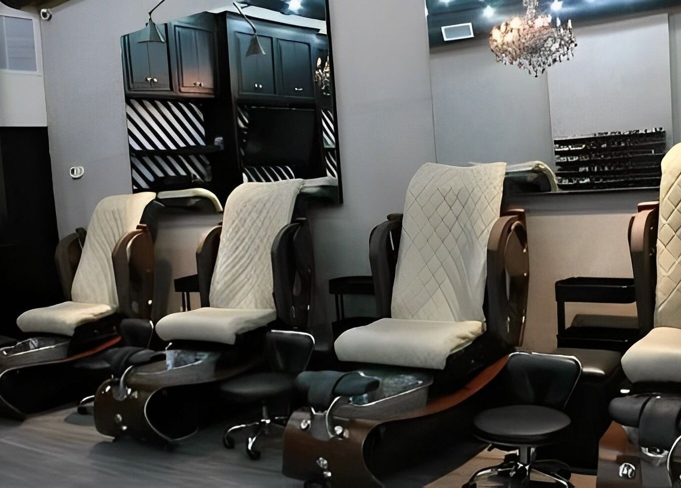Sillas de pedicura en Mackelli Nail Spa - Cumbres Elite, Monterrey, Nuevo León, MX, ofrecen confort elegante.