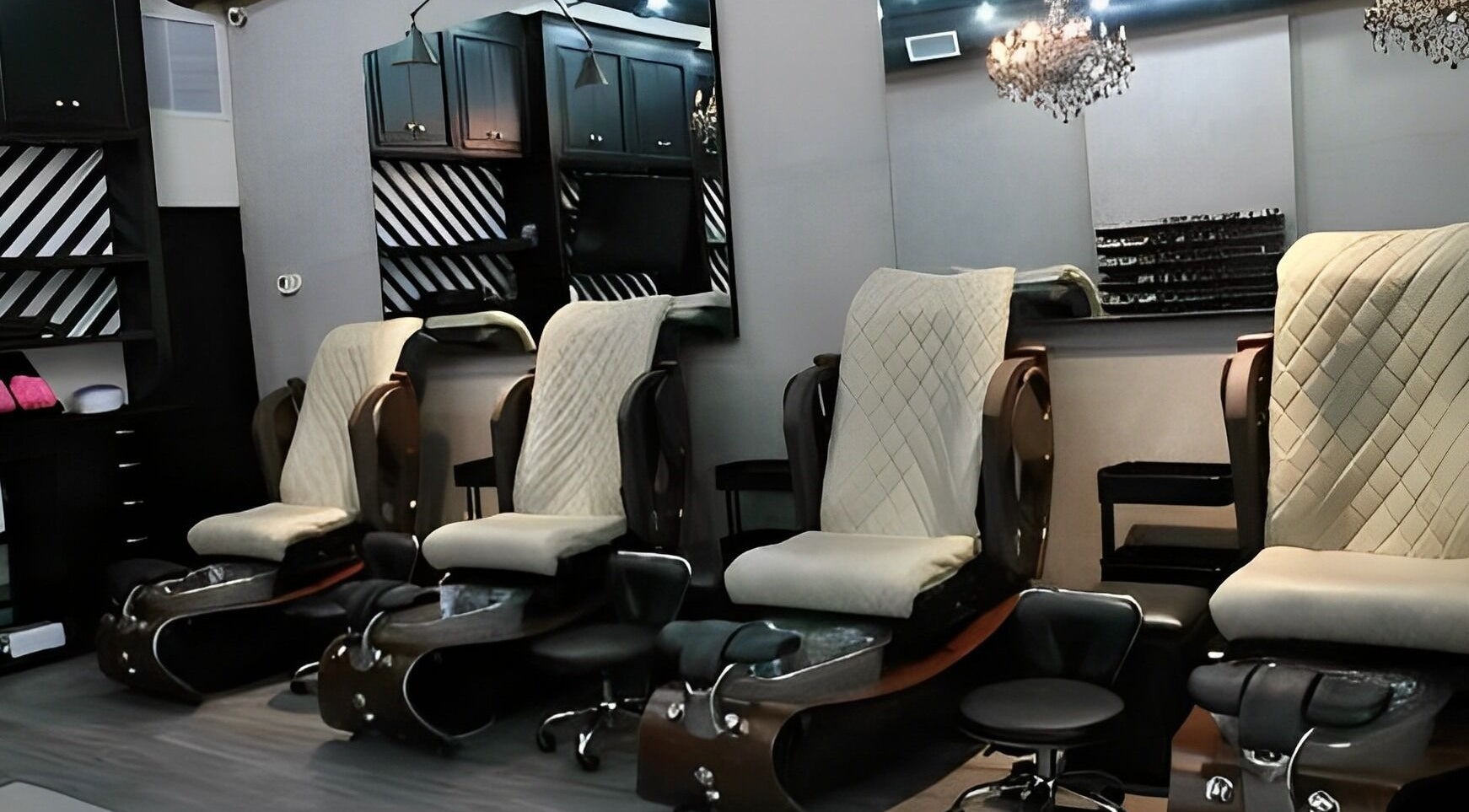 Sillas de pedicura en Mackelli Nail Spa - Cumbres Elite, Monterrey, Nuevo León, MX, ofrecen confort elegante.