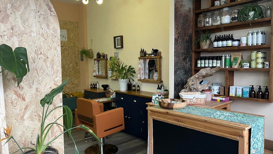 MANU Botanicals & Hair Studio 1paveikslėlis