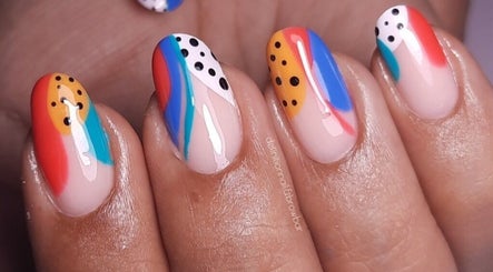 Definition Nail And Brow Bar (Pty) Ltd, bild 2
