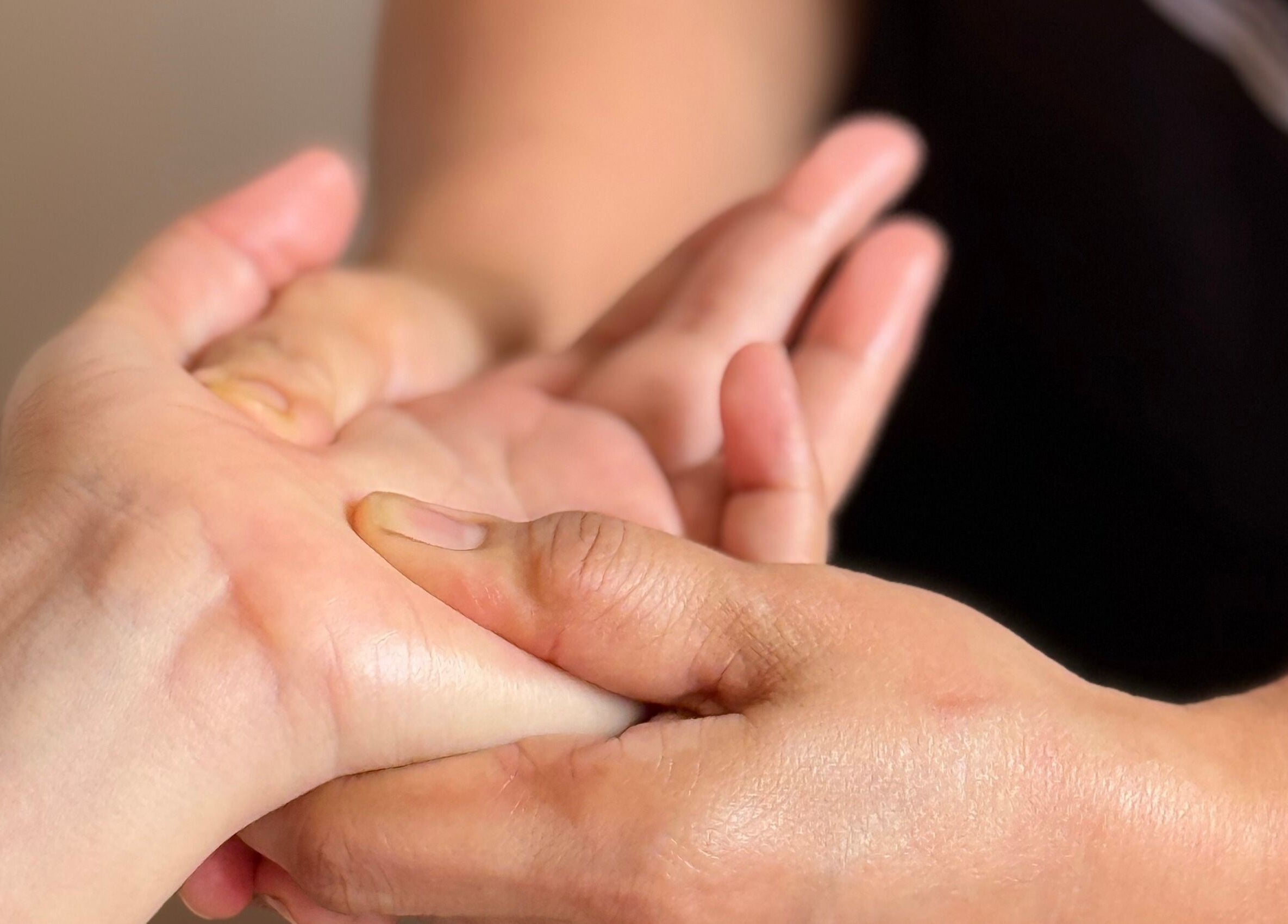 Relaxing hand massage at Le Kare Spa - Home Service Jeddah, elevating wellness in Jeddah, SA.