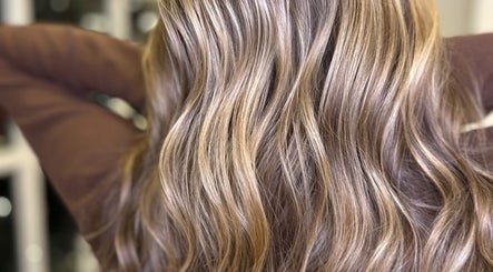 Sandi hair studio